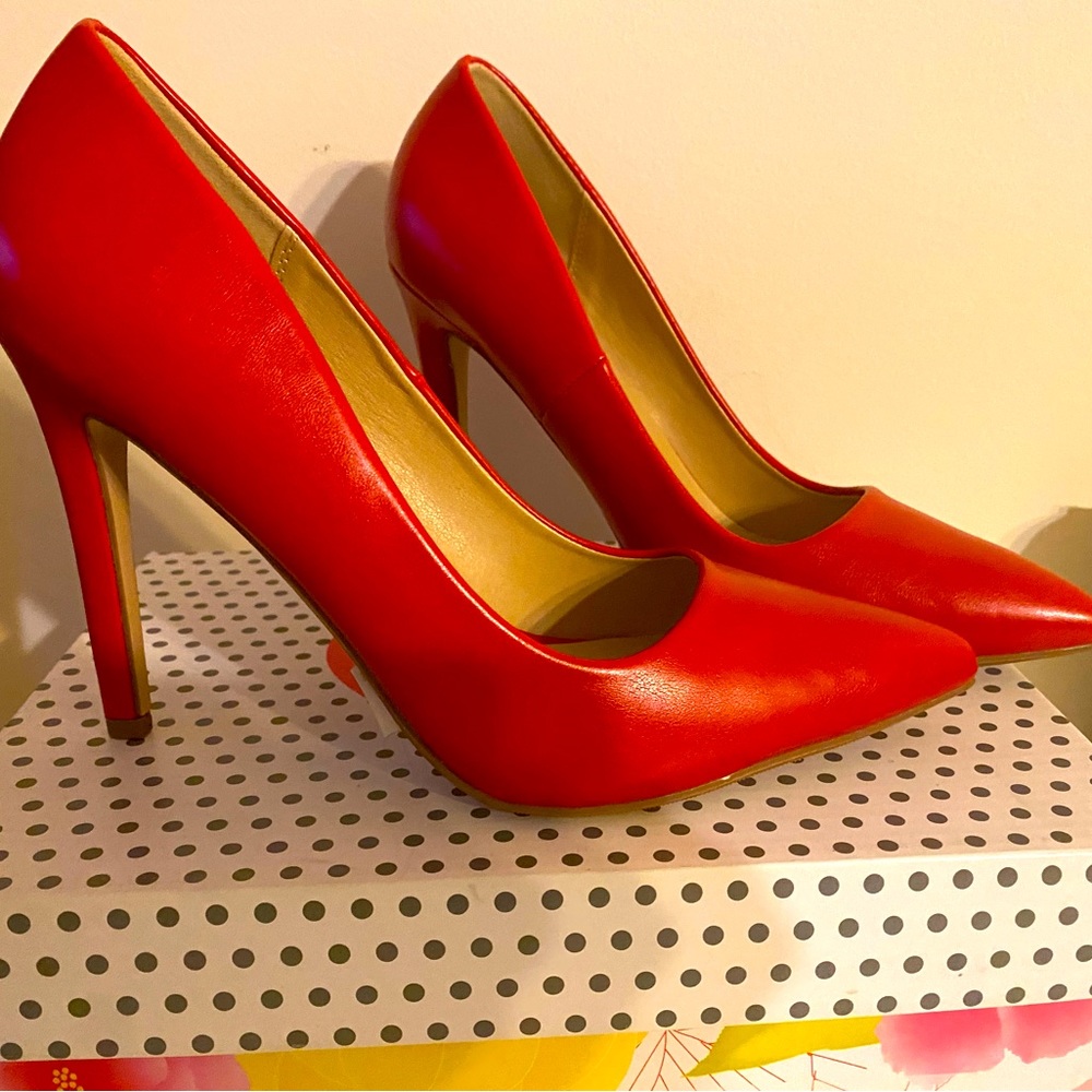 **Brand new Red hot 👠 s
